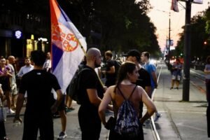 HAOS NA ZVEZDARI! Blokaderi navukli fantomke i razbijaju prostorije SNS!