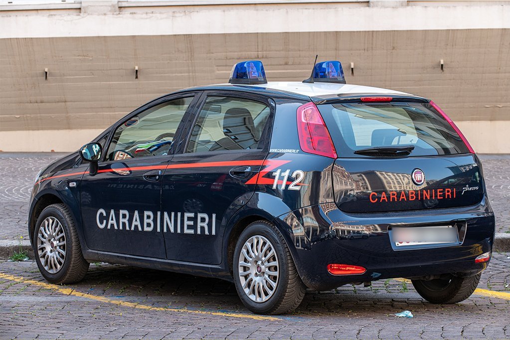 HOROR U TIVOLIJU! Mladići sa Balkana ukrali porše, udarili u reklamni stub i kapiju firme, pa se PREVRNULI: Jedan poginuo, dvojici se BORE ZA ŽIVO! (FOTO)