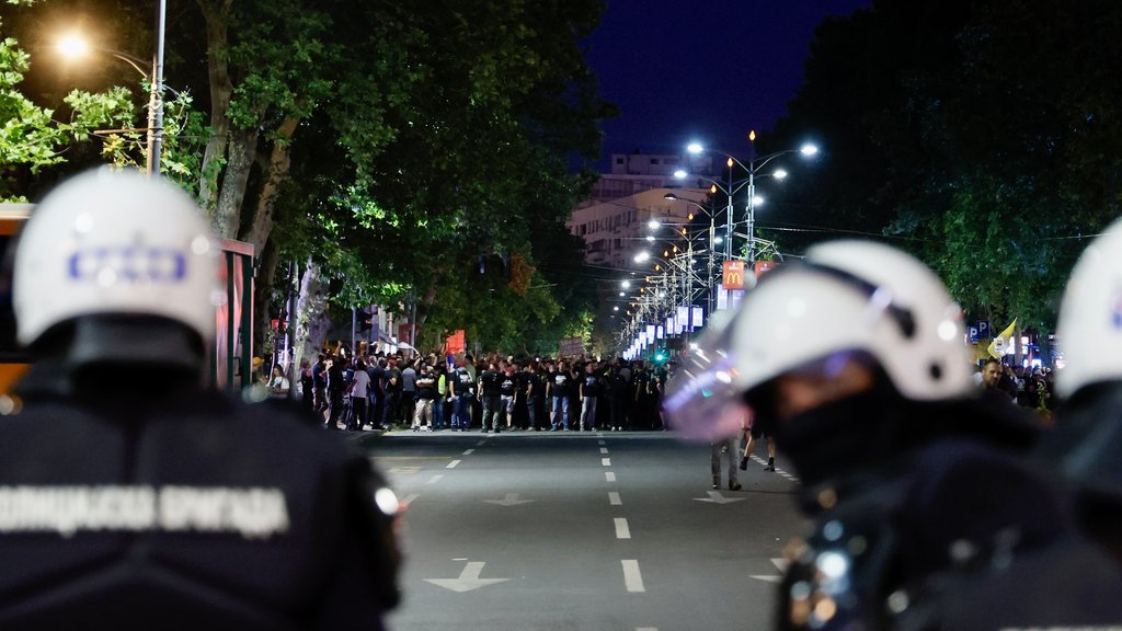 I REPORTER PROPAGANDE MAŠINERIJE TERORISTA MORAO DA PRIZNA ISTINU: Blokaderi teroristi sinoć hteli da izazovu građanski rat, započeli napad kamenicama