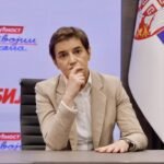 ISPRED DOMA MOG BRATA IGORA U KOM JE I NJEGOVA ĆERKICA (6) 500 LJUDI SKANDIRA "ROBIJA": Ana Brnabić se oglasila o večerašnjem fašističkom divljanju blokadera