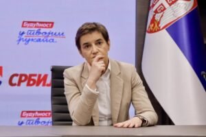 ISPRED DOMA MOG BRATA IGORA U KOM JE I NJEGOVA ĆERKICA (6) 500 LJUDI SKANDIRA "ROBIJA": Ana Brnabić se oglasila o večerašnjem fašističkom divljanju blokadera