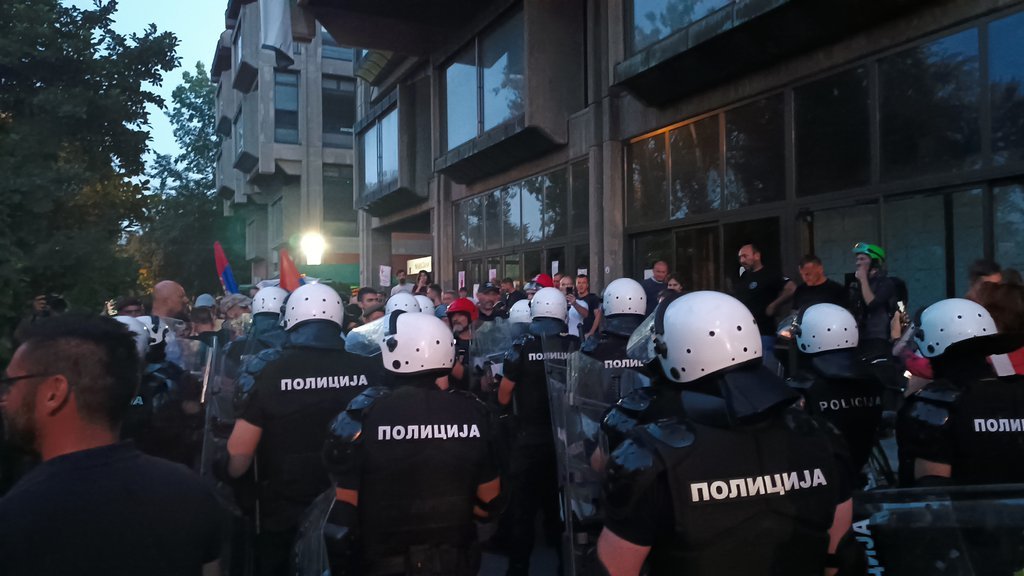 Isplivale prepiske novosadskih zboraša: Ponesite oružje da rasturimo policiju (FOTO)