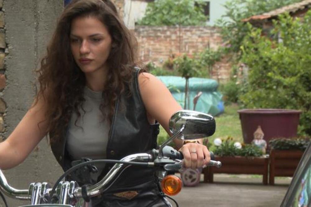 Iva iz Zemuna mami poglede na besnoj mašini: Vlasnica je limitirane serije motora, samo je ga ona ima na Balkanu