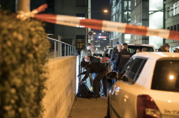 JEZIV SUKOB U CENTRU GRADA: Ubijen tinejdžer, prijatelji napali policajce! Goreo i gradski prevoz (FOTO)