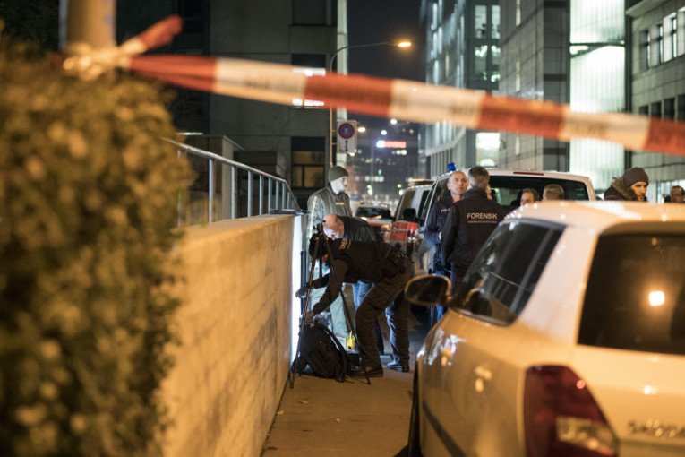 JEZIV SUKOB U CENTRU GRADA: Ubijen tinejdžer, prijatelji napali policajce! Goreo i gradski prevoz (FOTO)