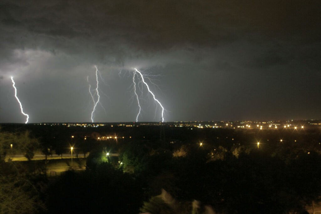 Kupanje tokom kiše i grmljavine? Ovo zlatno pravilo može da vam pomogne da sačuvate živu glavu!