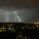 Kupanje tokom kiše i grmljavine? Ovo zlatno pravilo može da vam pomogne da sačuvate živu glavu!