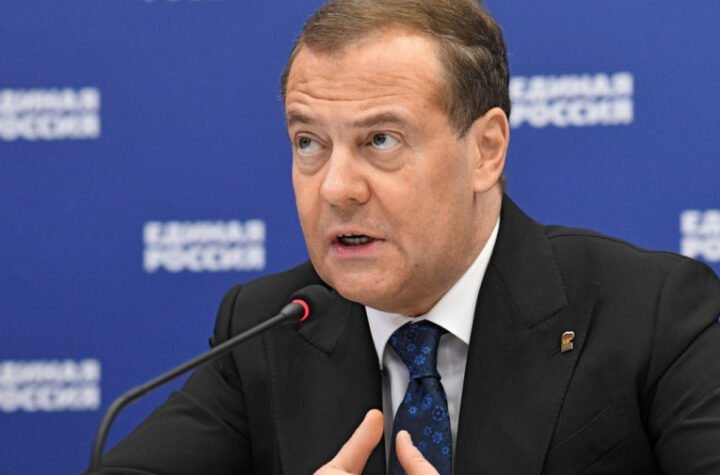MEDVEDEV PODIVLJAO NA MAKRONA: Galski petao bez mozga nikako da se smiri!