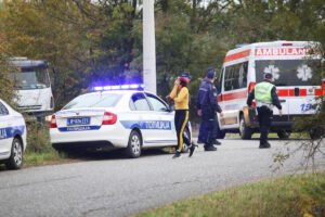 Muškarac skočio sa terase tržnog centra! Drama na Karaburmi, hitna pomoć i policija na licu mesta