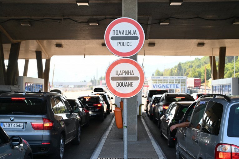 NAJDUŽE SE ČEKA NA BATROVCIMA! Smena turista i pik turističke sezone napravili kolaps na graničnim prelazima - EVO gde se sve čeka!