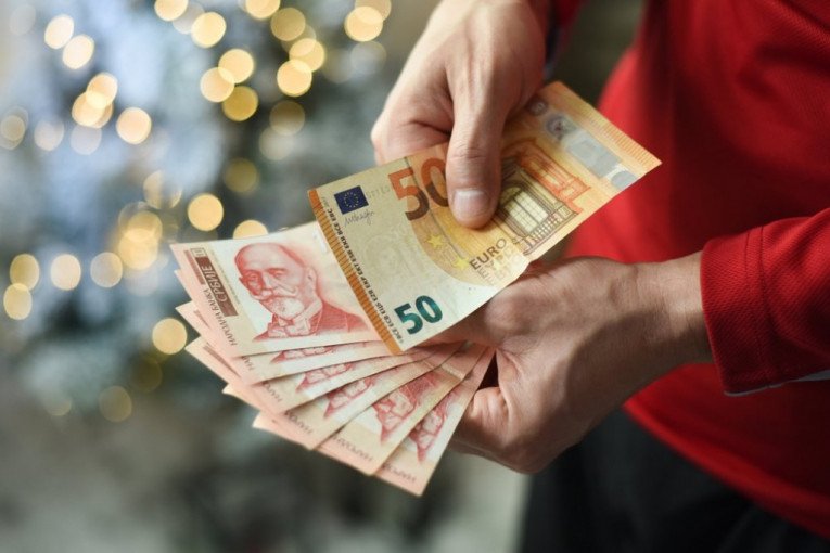 NAJNOVIJA KURSNA LISTA NBS: Dinar stabilan u odnosu na evro, dolar opet varira