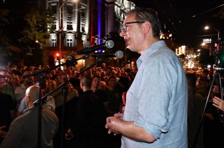 "NEMAM RAČUNE U INOSTRANSTVU KAO ŠTO IMAJU ONI KOJI PROGONE NAŠE PRISTALICE" - Vučić o blokaderskom nasilju: "NIGDE NE IDEM, BIĆU SA SVOJIM NARODOM"