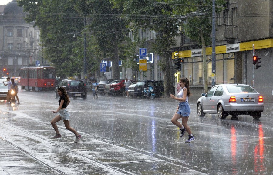 NEVREME U SRBIJI IZ SATA U SAT! Najjači udari biće u ovim delovima zemlje: RHMZ izdao hitno upozorenje (FOTO)