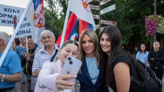NJIHOVA SNAGA JE PODRŠKA SRBIJI Ministarka Stamenkovski u Vršcu sa građanima koji su ustali protiv blokada