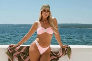 Ovaj pevač ima najzgodniju ženu na estradi, 11 godina mlađa, rodila mu dvoje dece! Slike u bikiniju su LUDILO! FOTO