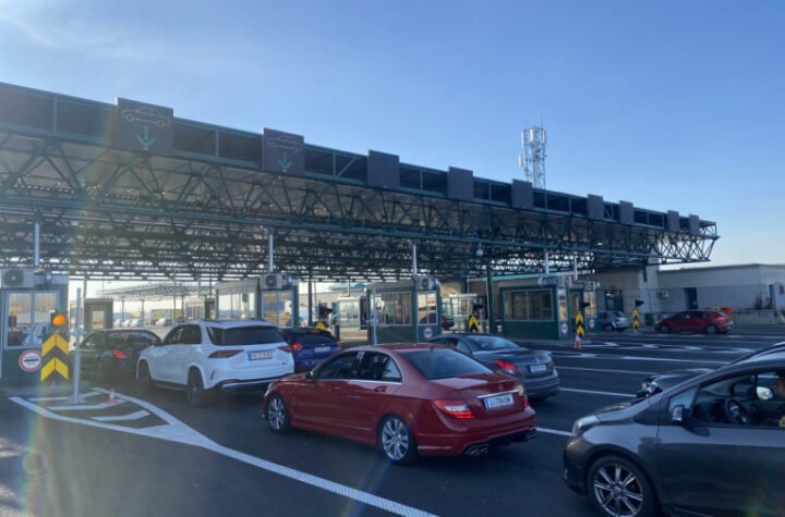 PAKAO NA SRPSKIM GRANICAMA I AUTO-PUTEVIMA! Hiljade vozila stoji satima na preko 40 stepeni, kolone kilometarske!