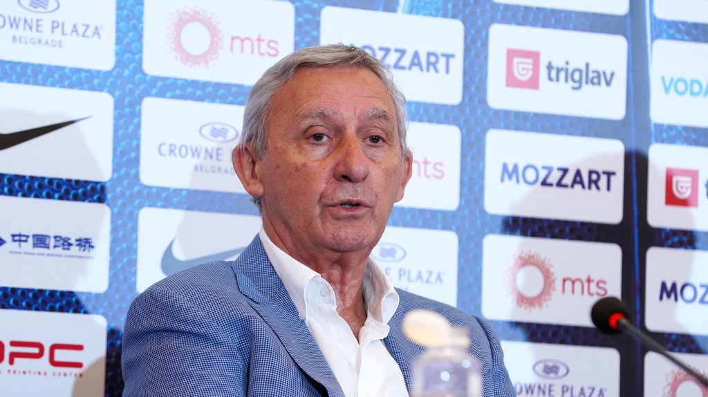 PEŠIĆ OKUPIO IGRAČE, PA ZBOG OVOG ČOVEKA ODRŽAO POSEBAN GOVOR! Nakon emotivnih reči usledio je šou - posle jedne rečenice selektora svi su vrištali od
