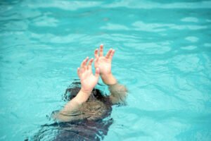 POGINULA DEVOJČICA (9) NA NAJOPASNIJOJ PLAŽI SVETA: Ušla sa ocem u more, a onda su je OGROMNI talasi odneli u smrt!