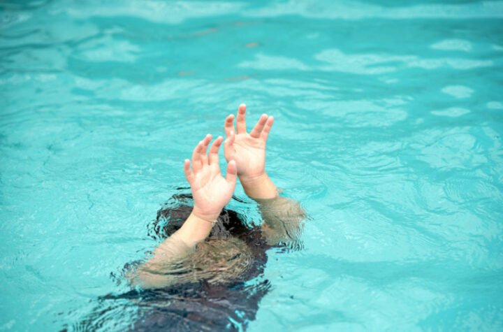 POGINULA DEVOJČICA (9) NA NAJOPASNIJOJ PLAŽI SVETA: Ušla sa ocem u more, a onda su je OGROMNI talasi odneli u smrt!