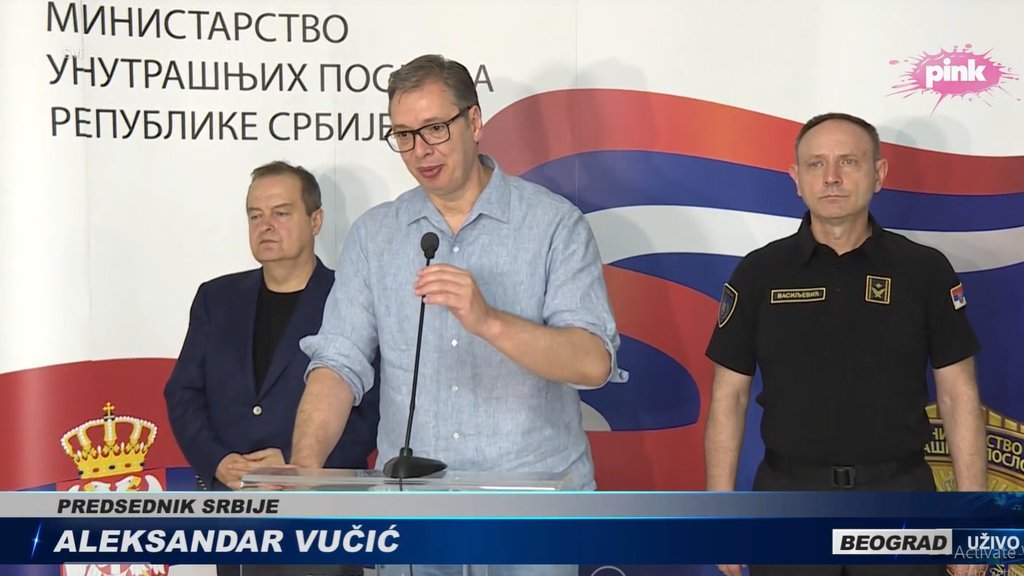 POLOMLJENE VILICE, POVREDE GRUDNOG KOŠA Vučić: U napadu blokareda povređeno je 16 policajaca