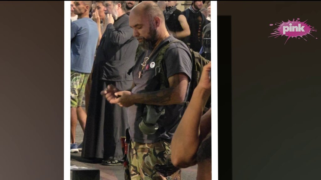 PONOVO SPREMAJU HAOS I KRVOPROLIĆE! Blokader došao na protest naoružan pajserom (FOTO)