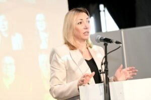 "PORODIČNI DOM MORA BITI IZVAN SVAKOG OBLIKA POLITIČKE BORBE" - Macura najoštrije osudila okupljanje blokadera ispred porodičnog doma premijera Macuta