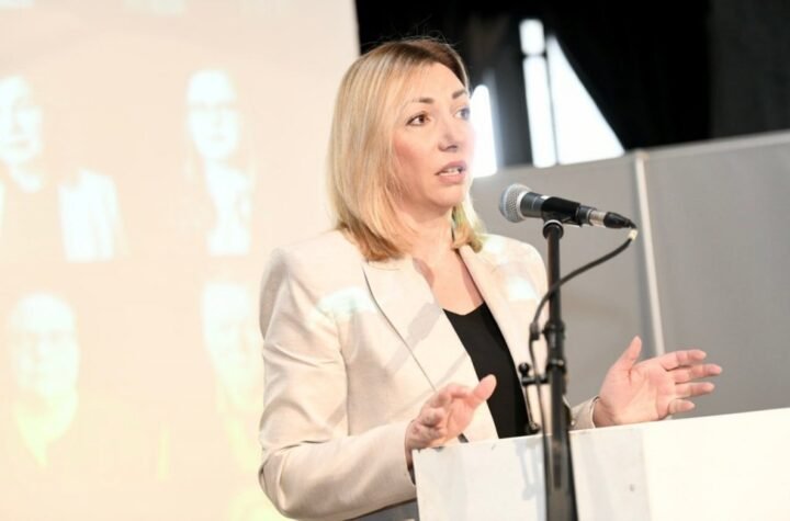 "PORODIČNI DOM MORA BITI IZVAN SVAKOG OBLIKA POLITIČKE BORBE" - Macura najoštrije osudila okupljanje blokadera ispred porodičnog doma premijera Macuta