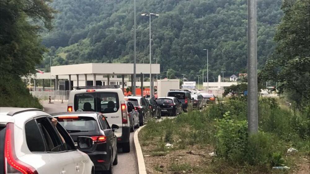 POTPUNI HAOS NA GRANICAMA: Nezapamćene gužve, formirale se KILOMETARSKE KOLONE