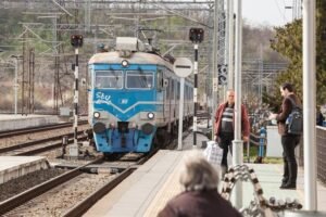 "PRUGA JE POD VISOKIM NAPONOM OD 25.000 VOLTI" - Upozorenje Železnica Srbije: IZUZETNO JE OPASNO PO LJUDSKI ŽIVOT