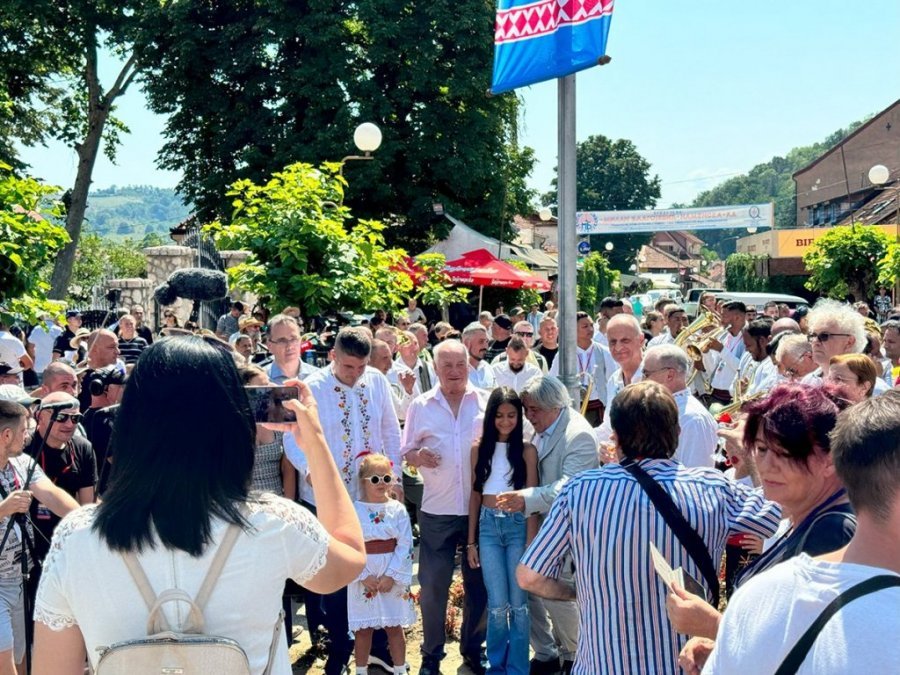 Počeo GUČA FESTIVAL – Ludilo na ulicama od ranog jutra: Boban Marković otvorio 64. Dragačevski sabor