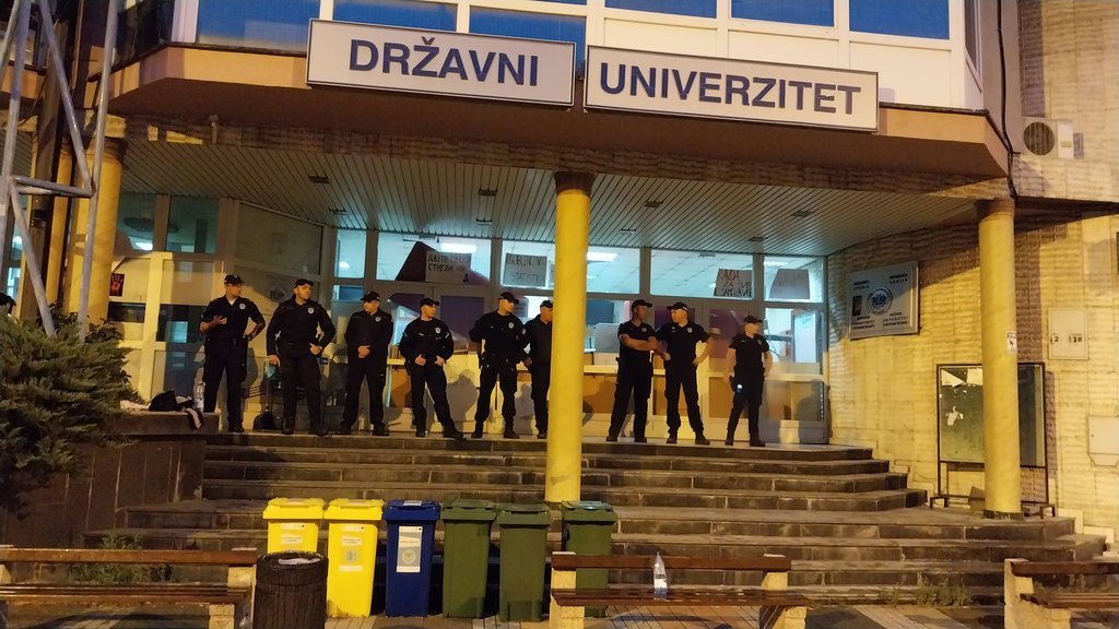 SKANDAL! Nasilnici iz Novog Pazara pušteni na slobodu: Psovali, vređali, napadali policiju, a danas šetaju slobodno!