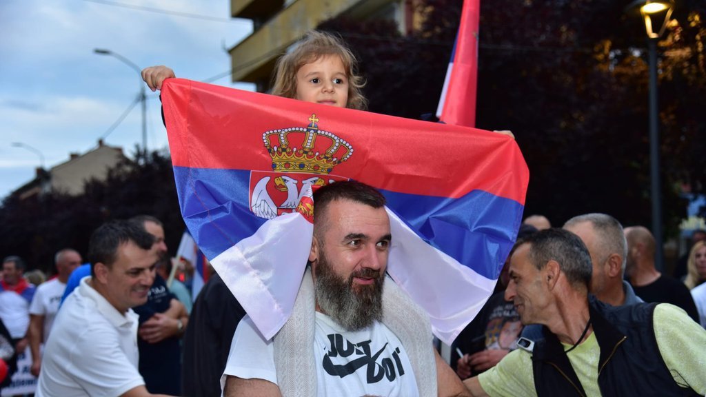 SLIKA IZ ĆURPIJE RAZNEŽILA SRBIJU! Ćerkica na tatinim ramenima sa zastavom poručila – HOĆEMO MIR, A NE BLOKADE! (FOTO)