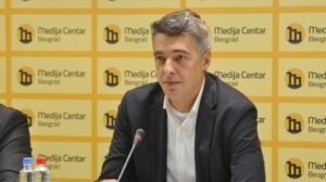 SRAMNO: Đilasov Miketić likuje što su blokaderi u Valjevu pokušali da spale ljude u stambenoj zgradi