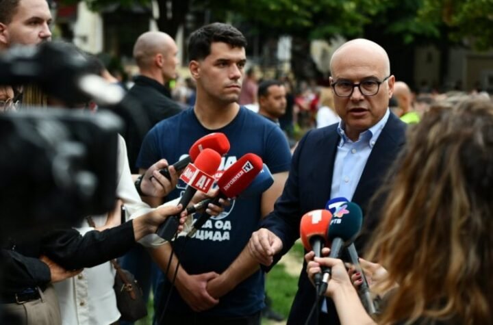 SRPSKI NAROD JE POČIŠĆEN KAO GUMICOM - Miloš Vučević se obratio povodom obeležavanja Dana sećanja na stradale u Oluji: "TO JE BIO PLAN FRANJE TUĐMANA"
