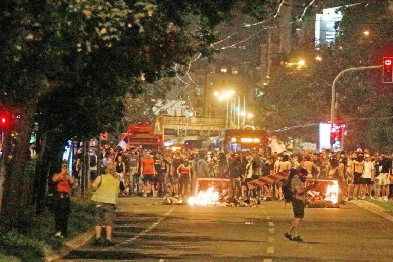 ŠTA ĆE BLOKADERI VEČERAS DA UNIŠTE? Pobegli od ponuđene debate kako bi pravili haosu Beogradu! PRAVE GUŽVE I ZBOG NJIH AUTOBUSI STOJE!