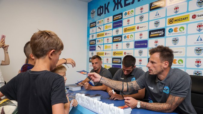 Sezonske, autogrami i druženje: Deca uveličala posebnu akciju Železničara