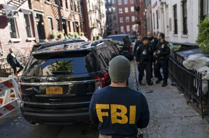 TRAMPOVA OSVETA? FBI upao u kuću bivšeg savetnika predsednika Amerike!