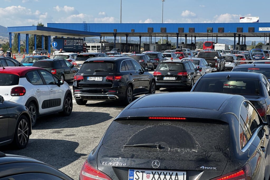 VOZAČI, OPREZ! Velike gužve na putevima, na granici u Batrovcima čeka se oko tri sata pri izlazu iz Srbije!