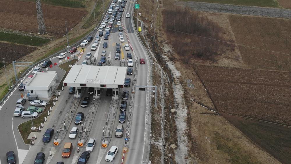 VOZAČI, SPREMITE SE ZA PAKLENI VIKEND! 'Putevi Srbije' upozoravaju: Haos na putevima, ali evo jedne dobre vesti!