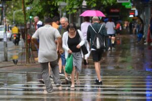 VREME JE OPASNO! Hitno se oglasio RHMZ: Stižu pljuskovi sa grmljavinom, oluja i grad - Ovaj deo prvi na UDARU