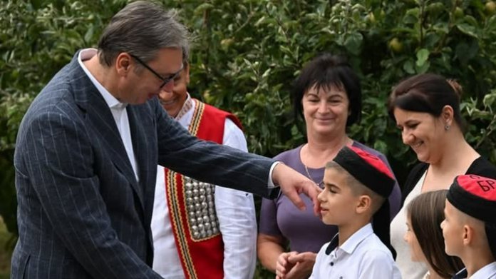 VUČIĆ PORUČIO IZ BANSTOLA: Izgubili smo teritoriju na kojoj su naši ljudi živeli vekovima, ali smo dobili vas, dobre i vredne ljude, koji rade i dopri