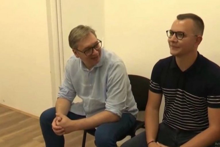 Vučić stigao u prostorije SNS na Paliluli!
