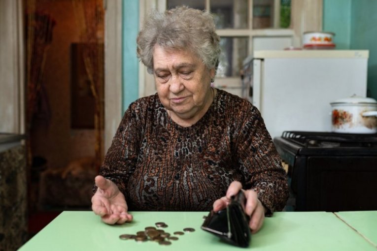 ZBOG GREŠKE U STISTEMU PENZIONERI U JULU OSTALI BEZ 11 MILIONA! Država priznala grešku, ali im novac ne vraća! Ovakve stvari se dešavaju čak i U NEMAČKOJ!