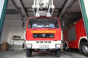 AUTOMOBIL SLETEO SA PUTA, PA SE ZAUSTAVIO TIK IZNAD KAFIĆA! Vatrogasci odmah reagovali!