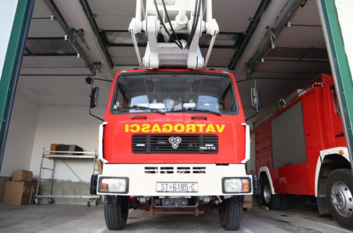 AUTOMOBIL SLETEO SA PUTA, PA SE ZAUSTAVIO TIK IZNAD KAFIĆA! Vatrogasci odmah reagovali!
