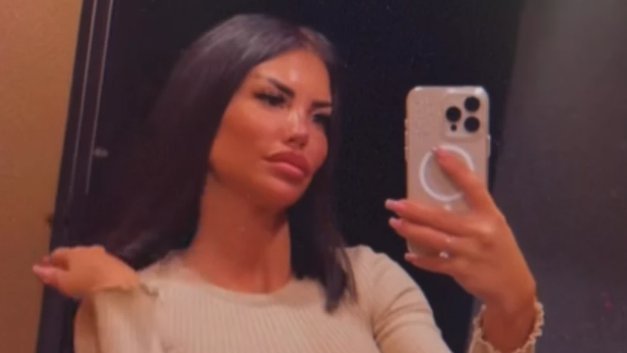 BIVŠA ZADRUGARKA PONOSNO POZIRA SA PARTNEROM! Dragana Mitar pokazala dečka kog vešto krije DVE GODINE: Danas imaju poseban povod za slavlje (FOTO)