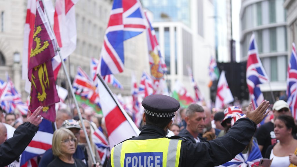 Blokaderi u Londonu isti kao blokaderi u Srbiji: Bezuspešno pokušali da spreče nacionalni gnev (FOTO)