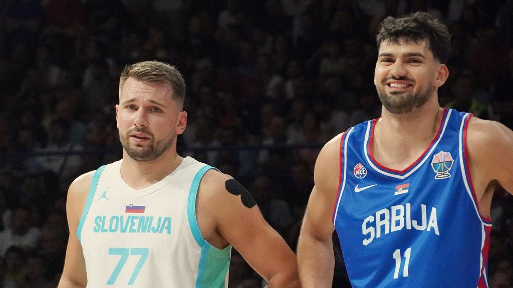 DONČIĆ NI U TOALET NE SME BEZ NJEGA: Ovaj čovek prati Luku u stopu - Postao je zvezda Eurobasketa