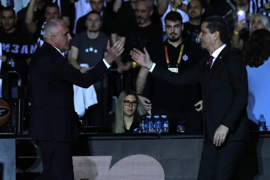 Dresovi Partizana i Crvene zvezde neodoljivo liče jedan na drugi (Foto)