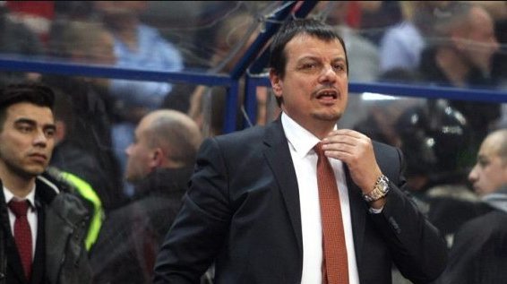 ERGIN ATAMAN U OČAJU, NIKADA GA OVAKVOG NISMO VIDELI! Isplivao snimak turskog trenera sa finala Eurobasketa 2025: Nije mu bilo dobro, seo je da se ne